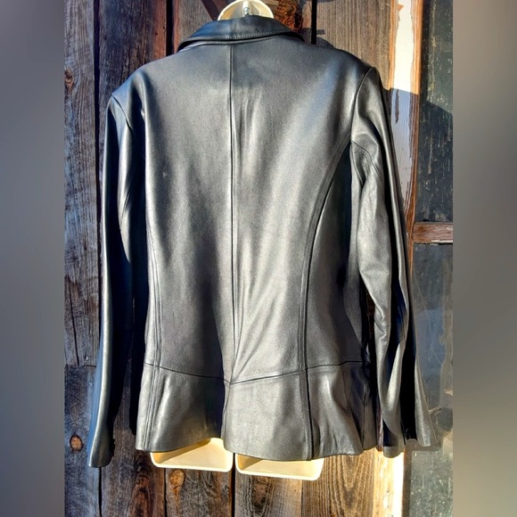 Like New. Genuine leather. Jaclyn Smith woman’s jacket. - Picture 2 of 4